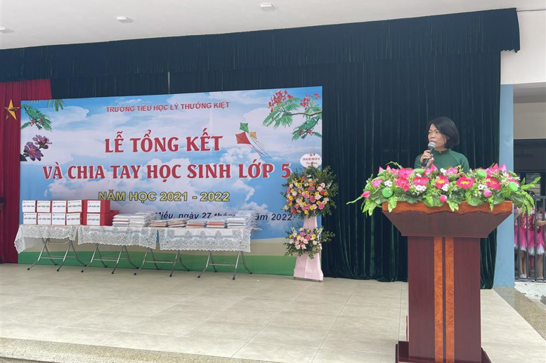 Cô giáo Đào Thanh Xuân - Phó Hiệu trưởng báo cáo tổng kết năm học 2021 - 2022
