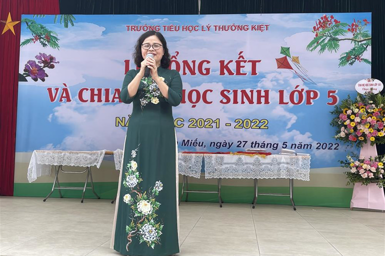 Nhà giáo Lê Thị Thanh Thủy - Bí thư Chi Bộ, Hiệu trưởng nhà trường dặn dò các con học sinh trước khi về nghỉ hè