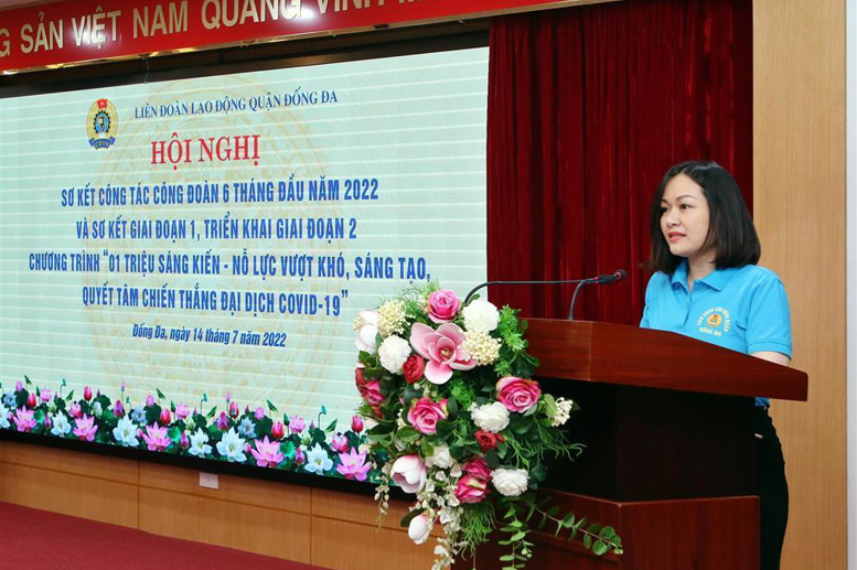 Đ.c Lê Thị Kim Huệ - Uỷ viên Ban TV Quận uỷ, Uỷ viên BCH LĐLĐ thành phố, Chủ tịch Liên Đoàn lao động Quận Đống Đa báo cáo