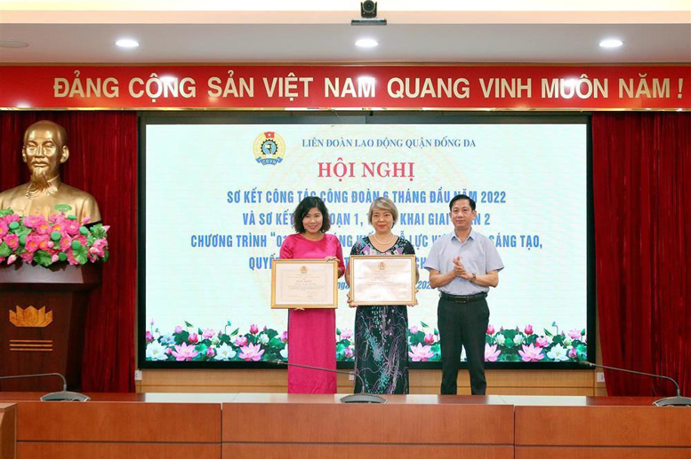 Tập thể và cá nhân vinh dự nhận bằng khen LĐLĐ Thành phố có thành tích xuất sắc thực hiện chương trình "1 triệu sáng kiến nỗ lực, vượt khó, sáng tạo quyết tâm chiến thắng đại dịch covid-19"