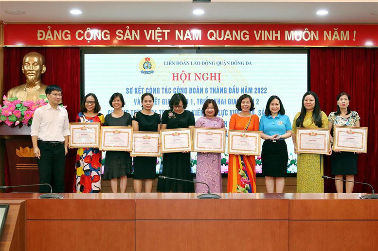 16 cá nhân nhận giấy khen LĐLĐ quận Đống Đa có thành tích xuất sắc thực hiện chương trình "1 triệu sáng kiến nỗ lực, vượt khó, sáng tạo quyết tâm chiến thắng đại dịch covid-19"