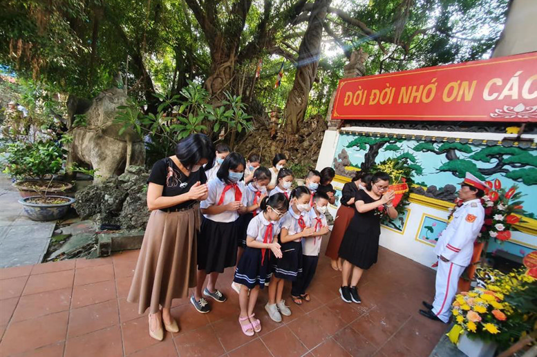 BGH, các thầy cô giáo và các con học sinh dâng hương tại nhà bia liệt sĩ phường Văn Miếu