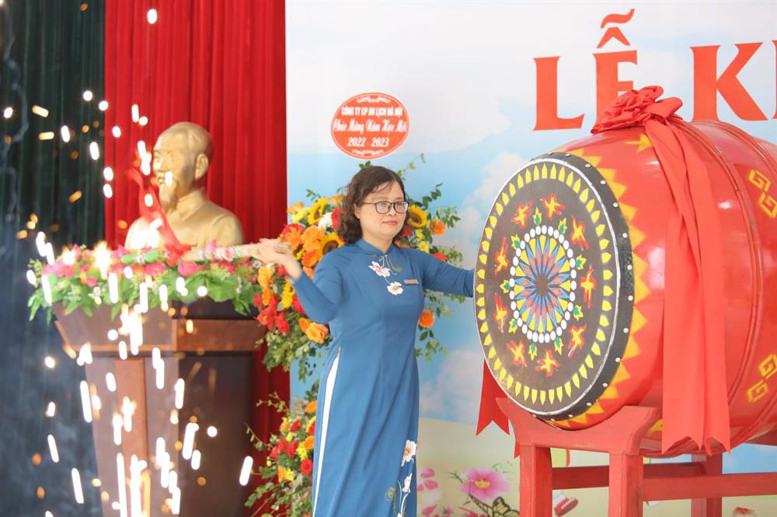 Đ/c Lê Thị Thanh Thủy - Hiệu trưởng nhà trường đánh trống khai trường