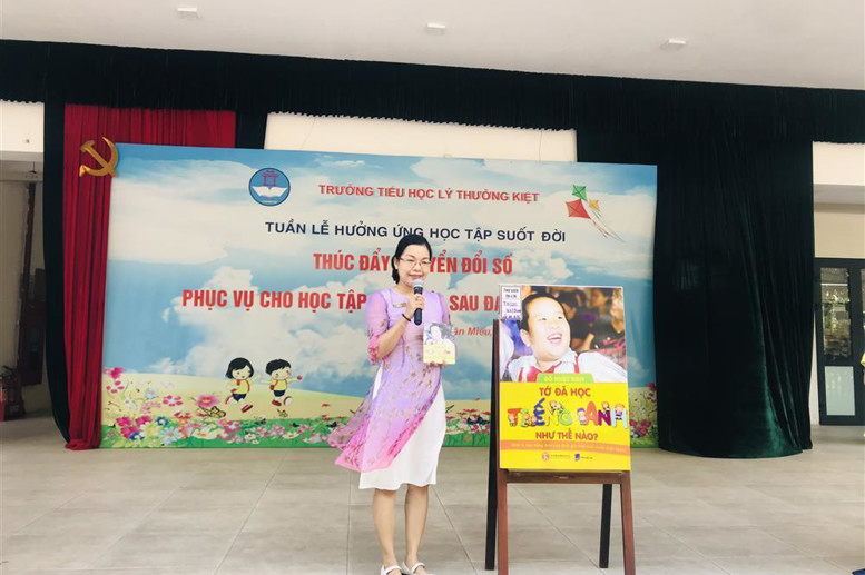 Nhân viên Thư viện Nguyễn Hồng Huệ giới thiệu cuốn sách "Tớ đã học Tiếng Anh như thế nào?"