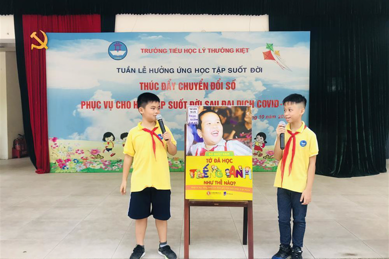 Học sinh lớp 5A1 giới thiệu và kể chuyện theo sách