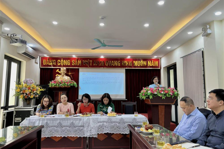 Đ/c Lê Thị Thanh Thủy - Hiệu trưởng nhà trường nêu phương hướng nhiệm vụ, kiểm điểm trách nhiệm của người đứng đầu và việc thực hiện dân chủ trong trường học