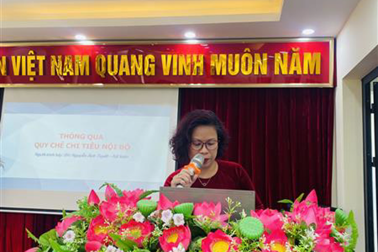 Đ/c Nguyễn Ánh Tuyết - Kế toán thông qua Quy chế chi tiêu nội bộ