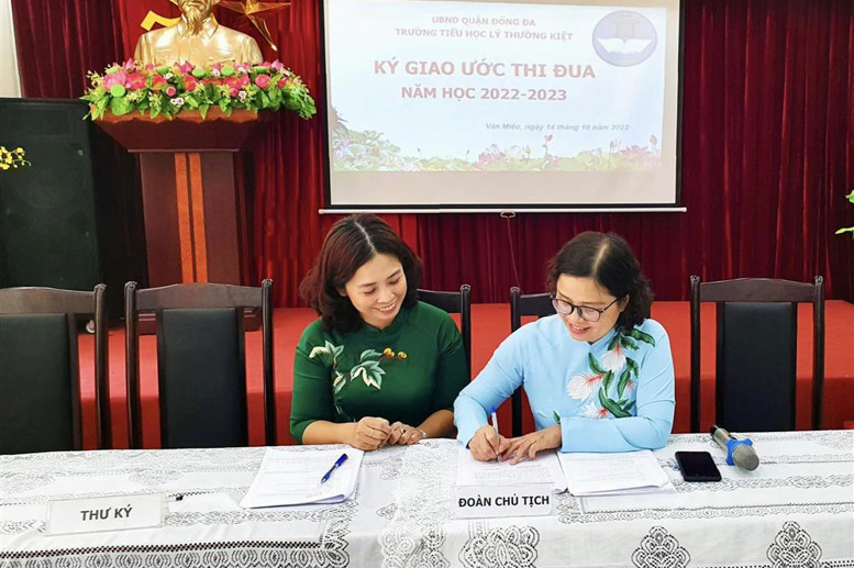 Đ/c Lê Thị Thanh Thủy - Hiệu trưởng nhà trường và đ/c Nguyễn Thị Quỳnh Anh -CTCĐ ký giao ước thi đua