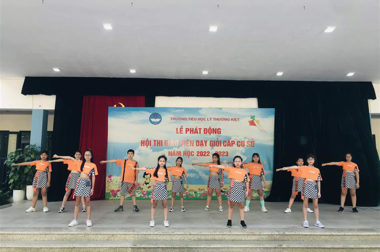 Tiết mục văn nghệ dưới cờ của Học sinh lớp 5A5