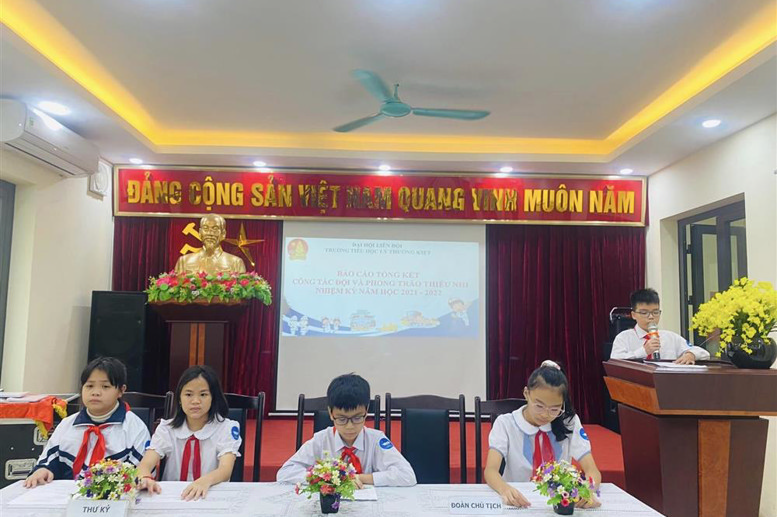 Bạn Đức Long - Chi đội 5A5 trình bày báo cáo tổng kết công tác Đội năm học 2021 - 2022