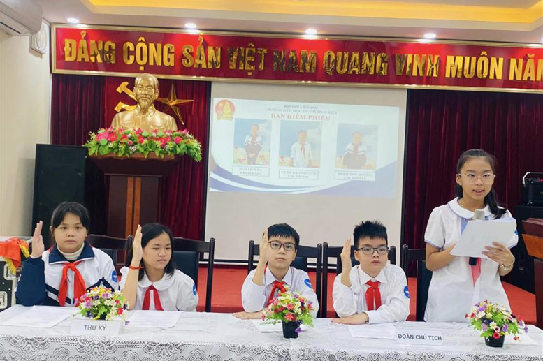 Đoàn Chủ tịch và Thư kí điều hành Đại hội