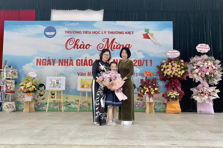 Học sinh Lê Ngọc Tú Quyên lớp 4A1 tặng hoa tri ân Thầy cô
