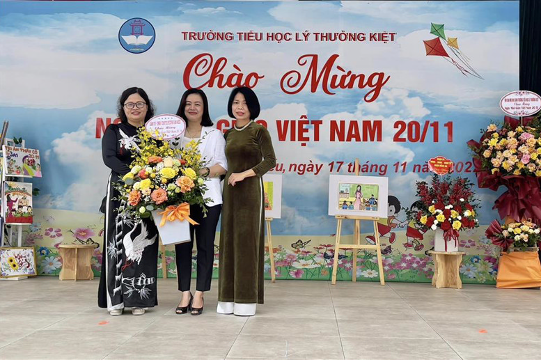 Bà Nguyễn Thị Thúy Hà - Phó Chủ tịch UBND phường Văn Miếu tặng hoa chúc mừng nhà trường