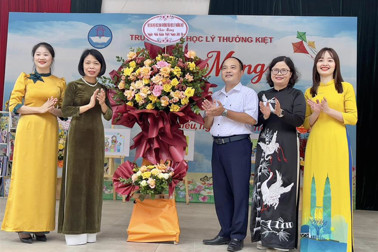 Ông Trần Văn Cường - Đại diện Hội CMHS chức mừng nhà trường