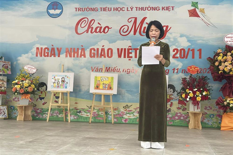 Nhà giáo Đào Thanh Xuân Phó Hiệu trưởng nhà trường công bố quyết định khen thưởng các hoạt động