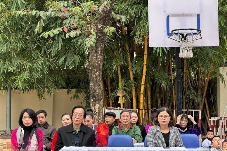 Cô giáo Lê Thị Thanh Thủy - Bí thư Chi Bộ, Hiệu trưởng nhà trường , cô giáo Đào Thanh Xuân - Phó Hiệu trưởng cùng các Bác trong Hội CCB phường Văn Miếu.