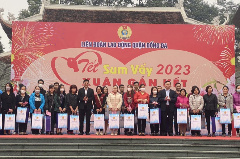 2 đ/c Trần Đình Long, Lương Đình Mạnh được trao tặng những phần quà từ LĐLĐ Quận Đống Đ