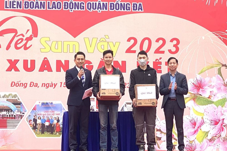 Đ/c Trần Đình Long nhận Giải Nhất trong phần Bốc thăm trúng thưởng của chương trình