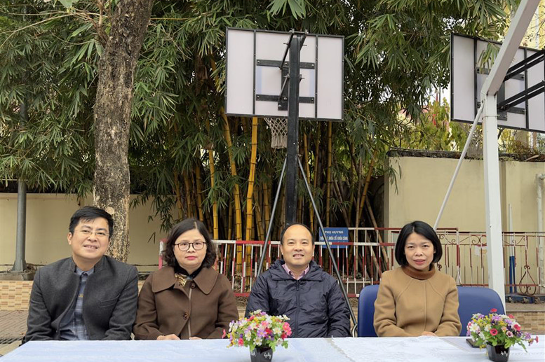 Cô giáo Lê Thị Thanh Thủy - Bí thư Chi Bộ, Hiệu trưởng nhà trường; cô giáo Đào Thanh Xuân - Phó Hiệu trưởng cùng với Ban đại diện CMHS nhà trường