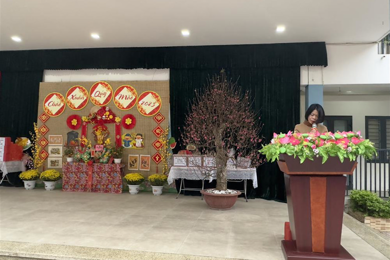 Cô giáo Đào Thanh Xuân - Phó Hiệu trưởng nhà trường báo cáo các thành tích đã đạt được trong HK1