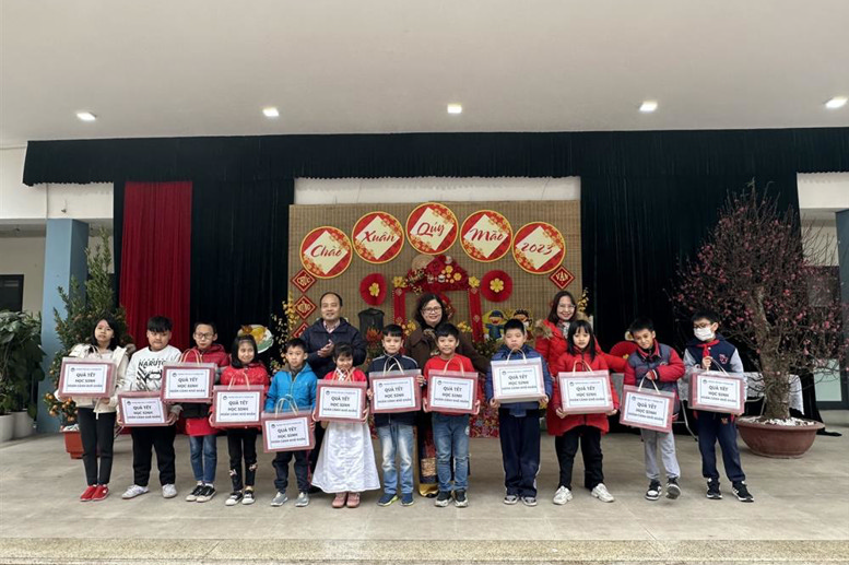 Cô giáo Hiệu trưởng Lê Thị Thanh Thủy trao tặng 12 phần quà cho học sinh có hoàn cảnh khó khăn trong nhà trường.