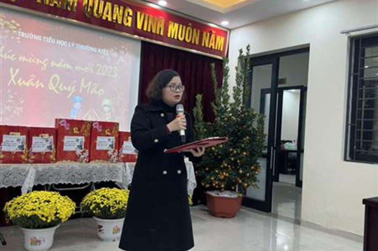 Đ/c Lê Thị Thanh Thủy - Bí thư Chi Bộ, Hiệu trưởng nhà trường chúc Tết các đ/c CBGV, CNV và khai tiệc