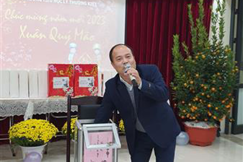 Đ/c Trần Văn Cường - Trưởng ban đại diện CMHS bốc giải xổ số