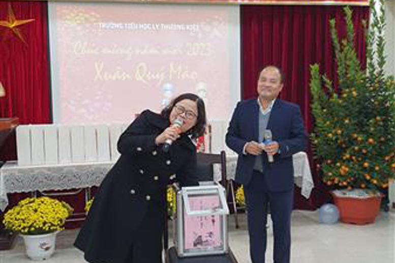 Đ/c Lê Thị Thanh Thủy - Hiệu trưởng bốc giải xổ số