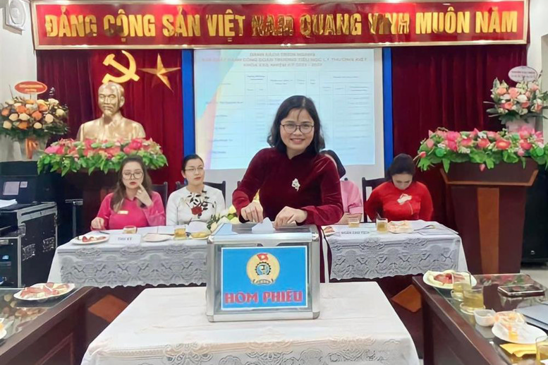 Đ/c Lê Thị Thanh Thủy - Bí thư Chi Bộ, Hiệu trưởng nhà trường bỏ phiếu BCH CĐ khóa XXII nhiệm kỳ 2023-2028