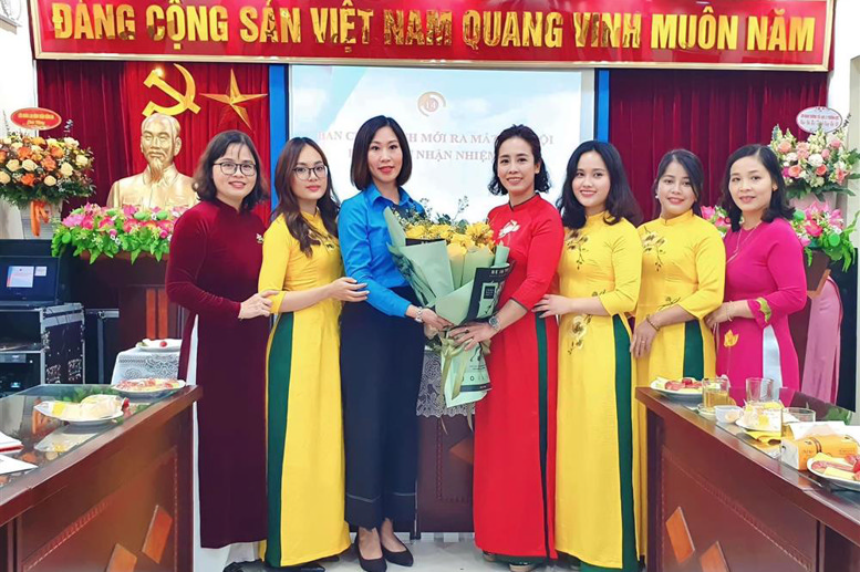 Đ/c Đinh Thị Thu Huyền - Phó Chủ tịch LĐLĐ Quận Đống Đa chúc mừng BCH CĐ trường Tiểu học Lý Thường Kiệt khóa XXII nhiệm kỳ 2023-2028
