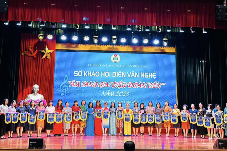 Đ/c Chủ tịch Công đoàn Nguyễn Thị Quỳnh Anh nhận cờ lưu niệm 