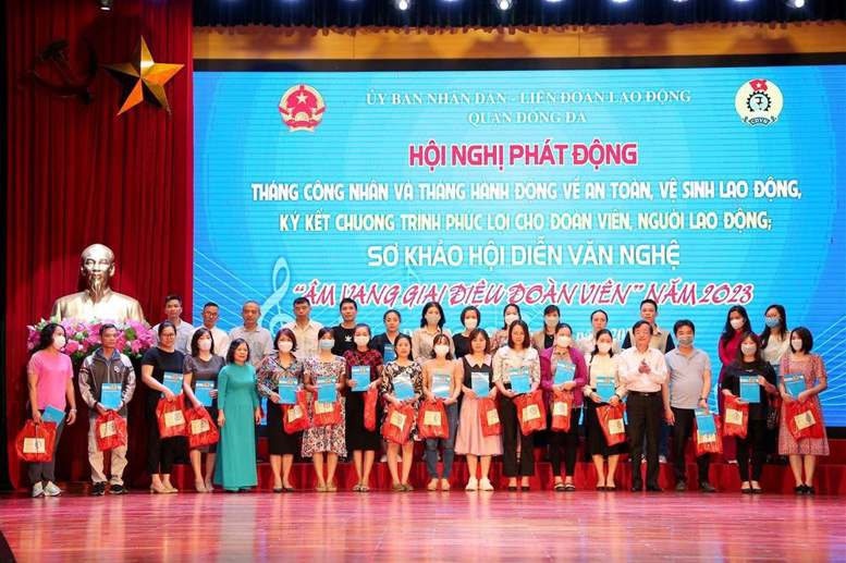 Đ/c Trần Đình Long - Nhân viên trường Tiểu học Lý Thường Kiệt được LĐLĐ Quận Đống Đa trao quà hỗ trợ nhân dịp tháng công nhân.