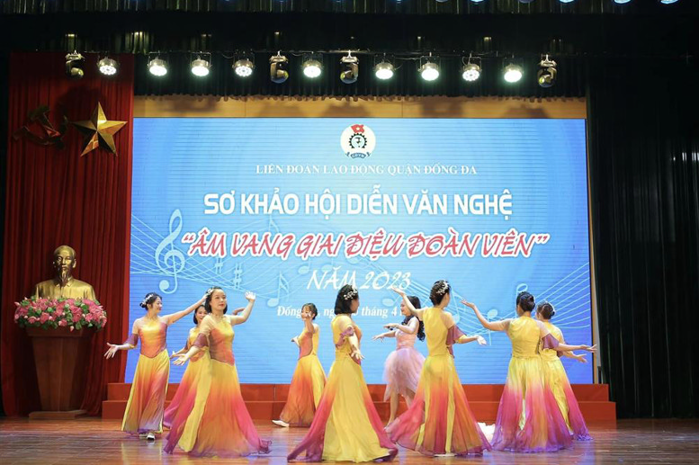 Cô giáo Nguyễn Thị Lan cùng tốp múa