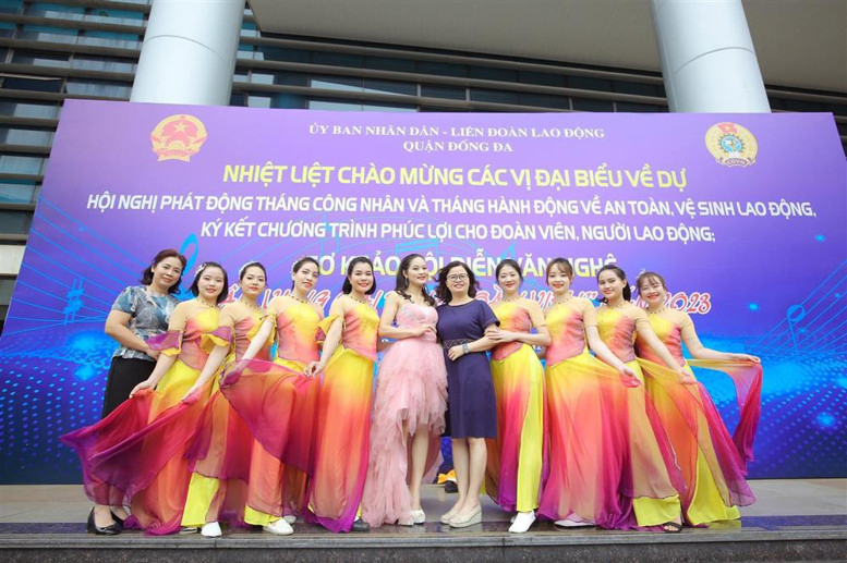 Đ/c Lê Thị Thanh Thủy - Bí thư Chi Bộ, Hiệu trưởng chụp ảnh lưu niệm cùng các cô giáo