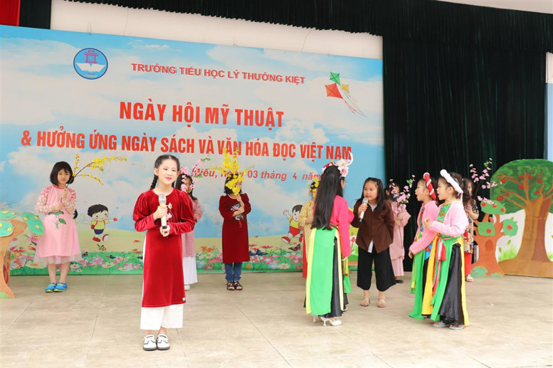Tiết mục kể chuyện của khối lớp 2