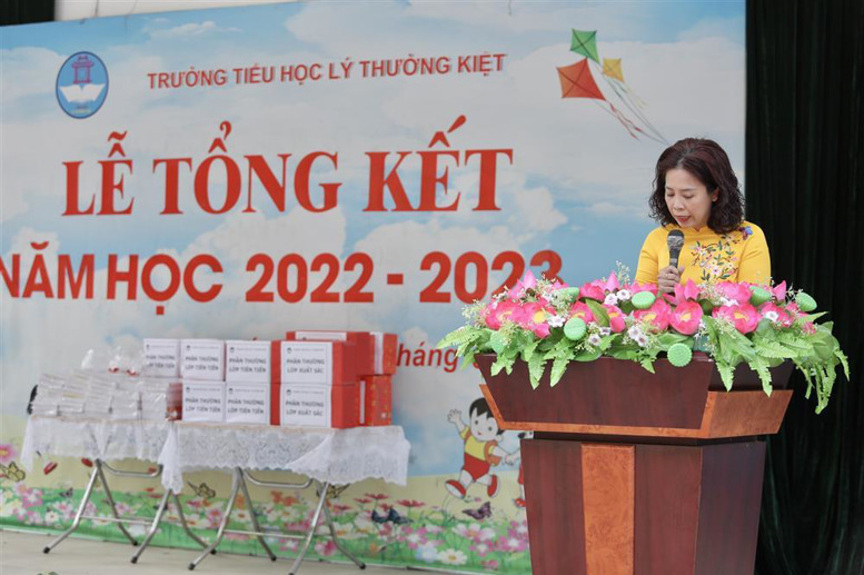 Cô giáo Nguyễn Quỳnh Anh - Chủ tịch Công đoàn đọc quyết định khen thưởng