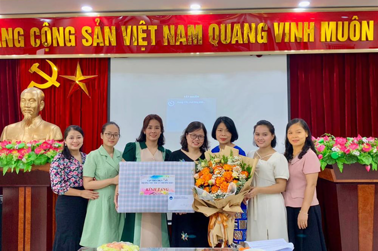 Đại diện BGH, tập thể CBGV-CNV tặng quà lưu niệm chia tay đ/c Đào Thanh Xuân 