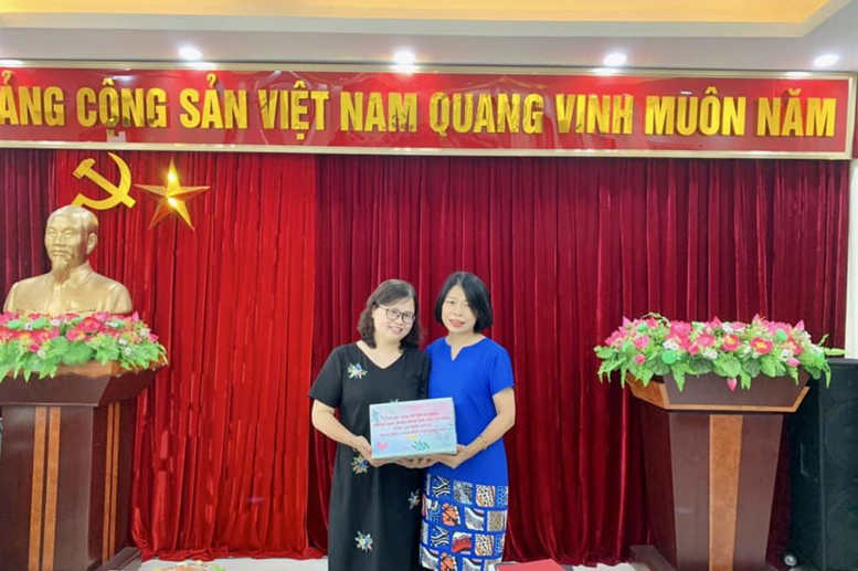 Đ/c Lê Thị Thanh Thủy - Bí thư Chi bộ, Hiệu trưởng nhà trường tặng quà lưu niệm đ/c Đào Thanh Xuân