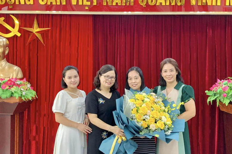 Nhà trường và Công đoàn chào đón đ/c Trần Thị Ngọc Lan - Phó Hiệu trưởng trường Tiểu học Lý Thường Kiệt