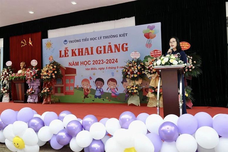 Cô giáo Trần Thị Ngọc Lan - Phó Hiệu trưởng nhà trường đọc thư của Chủ tịch nước Võ Văn Thưởng gửi ngành Giáo dục.