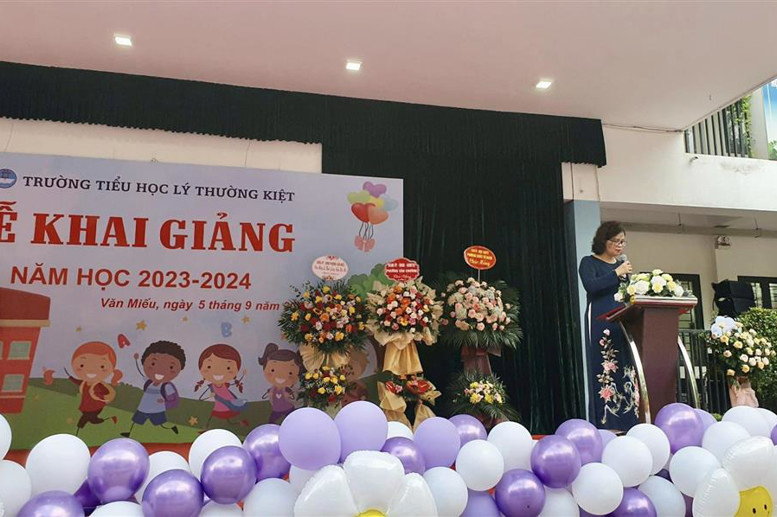 Cô giáo Lê Thị Thanh Thuỷ - Bí thư Chi bộ, Hiệu trưởng nhà trường đọc diễn văn khai mạc và đánh trống khai trường