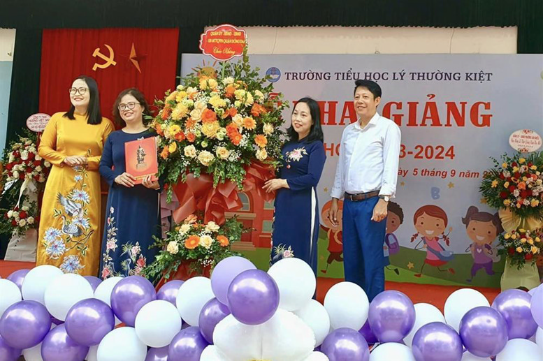 Đại diện Lãnh đạo Quận Uỷ - UBND Quận Đống Đa chúc mừng nhà trường
