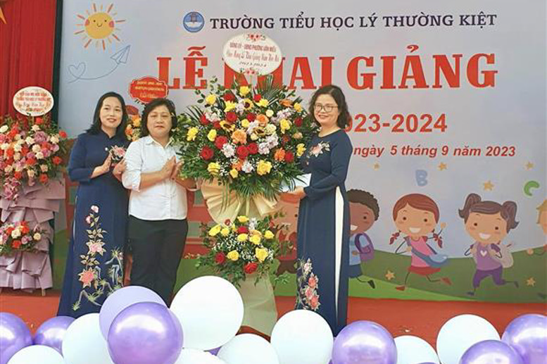 Đại diện Lãnh đạo UBND phường Văn Miếu chúc mừng nhà trường