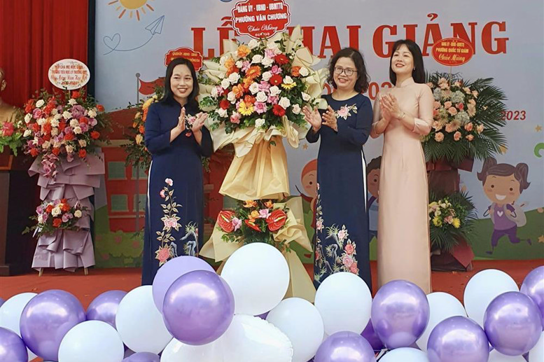 Đại diện Lãnh đạo UBND phường Văn Chương chúc mừng nhà trường