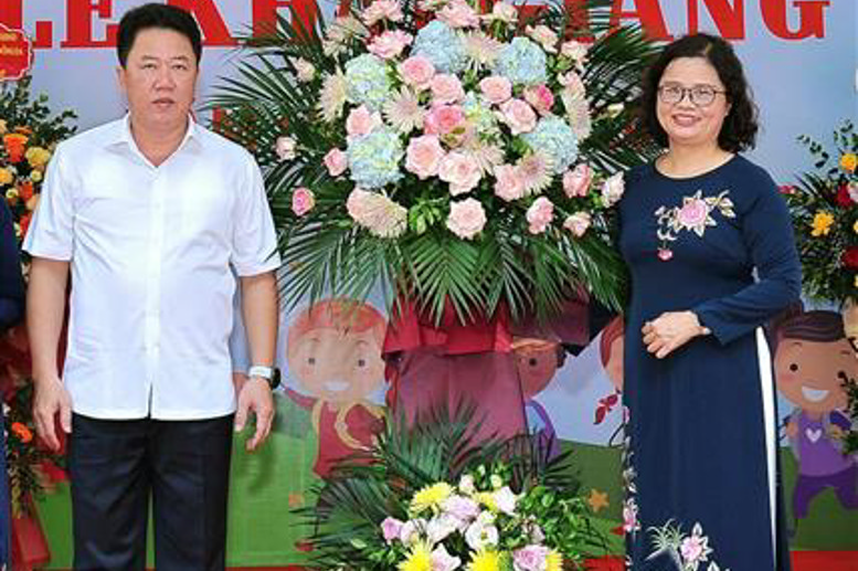 Đại diện Lãnh đạo UBND phường Quốc Tử Giám chúc mừng nhà trường