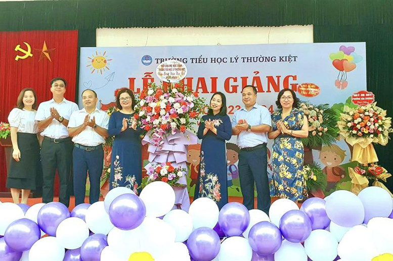 Ban đại diện CMHS chúc mừng nhà trường