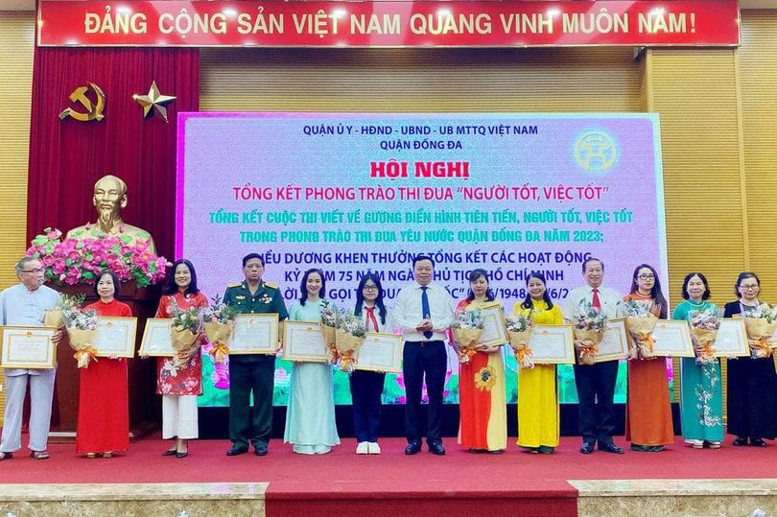 Cô giáo Hà Thị Uyên nhận giấy khen "Người tốt, việc tốt" cấp Thành phố (áo dài vàng)
