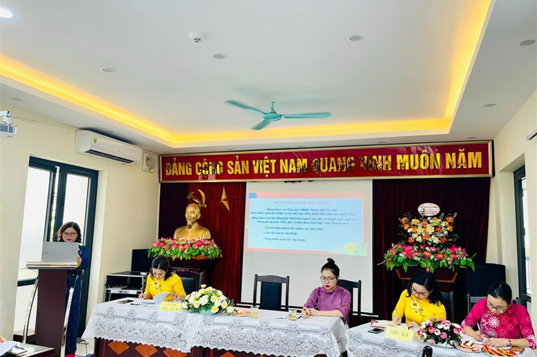 Đ/c Lê Thị Thanh Thuỷ - Bí thư Chi bộ, Hiệu trưởng nêu phương hướng nhiệm vụ năm học 2023-2024