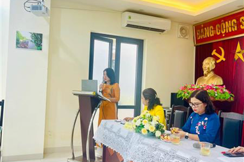 Đ/c Nguyễn Thuý Hằng - Trưởng ban TTND báo cáo kết quả hoạt động của Ban TTND năm học 2022-2023 và chương trình hoạt động năm học 2023-2024
