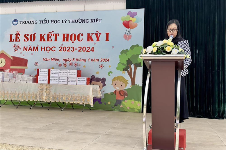 Cô giáo Trần Thị Ngọc Lan - Phó Hiệu trưởng nhà trường báo cáo sơ kết HK1
